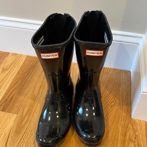 Hunter black short gloss rain boots